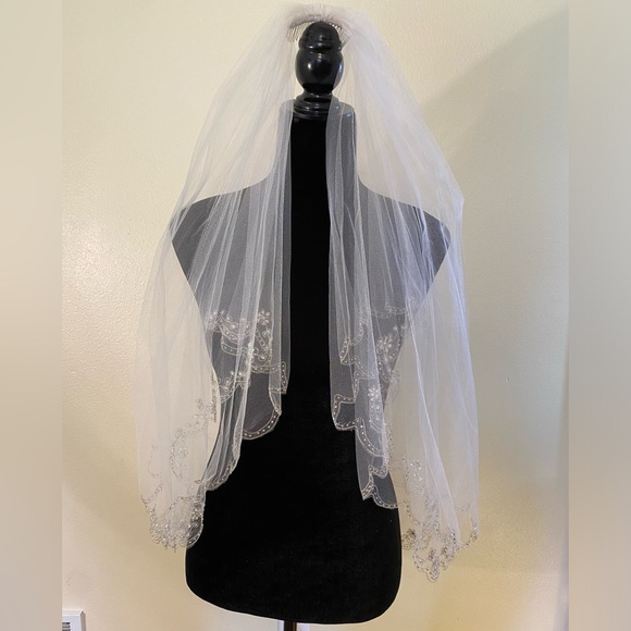 Davids Bridal fine netting veil w/ delicate beading flower details scalloped hem - Picture 1 of 6
